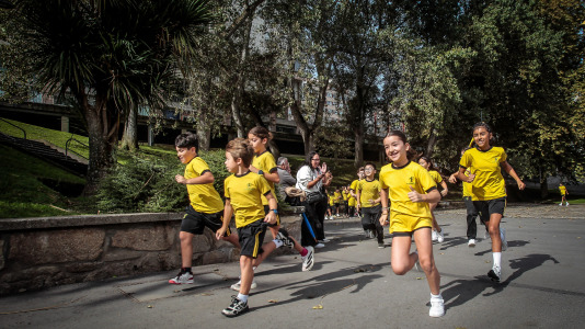 El colegio Franciscanos, para conmemorar los 800 años del tránsito de San Francisco, que se cumplen este sábado, 3 de octubre, realizó una carrera que además de promover la salud, tiene un fin solidario: recolectar fondos para la asociación Boa Noite