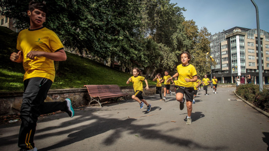 El colegio Franciscanos, para conmemorar los 800 años del tránsito de San Francisco, que se cumplen este sábado, 3 de octubre, realizó una carrera que además de promover la salud, tiene un fin solidario: recolectar fondos para la asociación Boa Noite