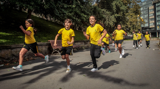El colegio Franciscanos, para conmemorar los 800 años del tránsito de San Francisco, que se cumplen este sábado, 3 de octubre, realizó una carrera que además de promover la salud, tiene un fin solidario: recolectar fondos para la asociación Boa Noite