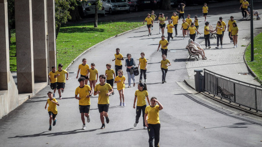 El colegio Franciscanos, para conmemorar los 800 años del tránsito de San Francisco, que se cumplen este sábado, 3 de octubre, realizó una carrera que además de promover la salud, tiene un fin solidario: recolectar fondos para la asociación Boa Noite