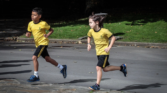 El colegio Franciscanos, para conmemorar los 800 años del tránsito de San Francisco, que se cumplen este sábado, 3 de octubre, realizó una carrera que además de promover la salud, tiene un fin solidario: recolectar fondos para la asociación Boa Noite