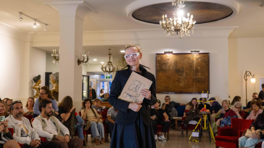 Gosia Trebacz inauguró en Artesanos su exposición ‘Entran’, que se completó con dos desfiles, uno con prendas pintadas por ella que lucieron sus amigos , y otro con las creaciones de la joven Anhedonia