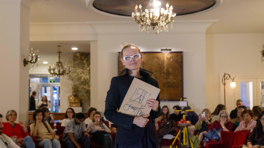 Gosia Trebacz inauguró en Artesanos su exposición ‘Entran’, que se completó con dos desfiles, uno con prendas pintadas por ella que lucieron sus amigos , y otro con las creaciones de la joven Anhedonia