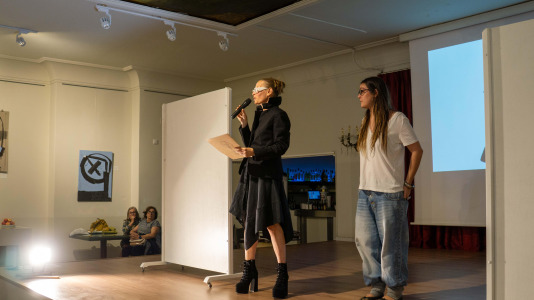 Gosia Trebacz inauguró en Artesanos su exposición ‘Entran’, que se completó con dos desfiles, uno con prendas pintadas por ella que lucieron sus amigos , y otro con las creaciones de la joven Anhedonia