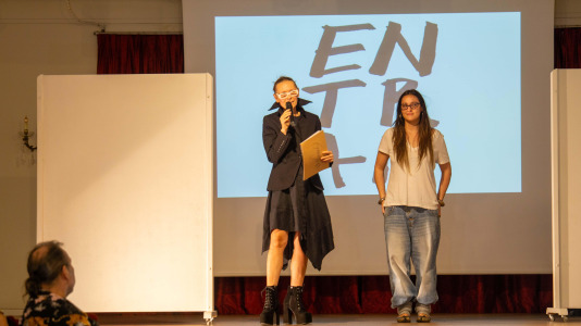 Gosia Trebacz inauguró en Artesanos su exposición ‘Entran’, que se completó con dos desfiles, uno con prendas pintadas por ella que lucieron sus amigos , y otro con las creaciones de la joven Anhedonia