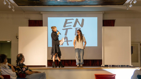 Gosia Trebacz inauguró en Artesanos su exposición ‘Entran’, que se completó con dos desfiles, uno con prendas pintadas por ella que lucieron sus amigos , y otro con las creaciones de la joven Anhedonia