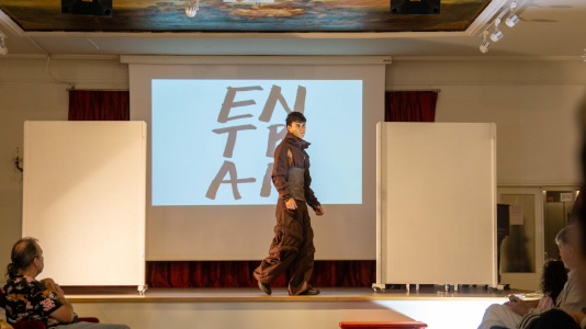 Gosia Trebacz inauguró en Artesanos su exposición ‘Entran’, que se completó con dos desfiles, uno con prendas pintadas por ella que lucieron sus amigos , y otro con las creaciones de la joven Anhedonia