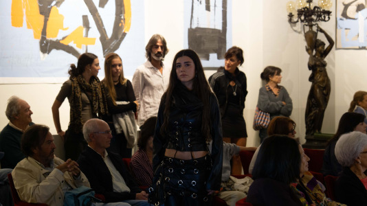 Gosia Trebacz inauguró en Artesanos su exposición ‘Entran’, que se completó con dos desfiles, uno con prendas pintadas por ella que lucieron sus amigos , y otro con las creaciones de la joven Anhedonia