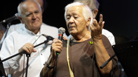 María del Carmen Castelo, una de las 'Sirenas de O Parrote', fue la encargada de dar el pregón de las fiestas, tras la presentación del grupo Amizade