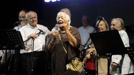 María del Carmen Castelo, una de las 'Sirenas de O Parrote', fue la encargada de dar el pregón de las fiestas, tras la presentación del grupo Amizade