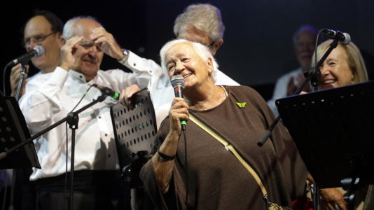 María del Carmen Castelo, una de las 'Sirenas de O Parrote', fue la encargada de dar el pregón de las fiestas, tras la presentación del grupo Amizade