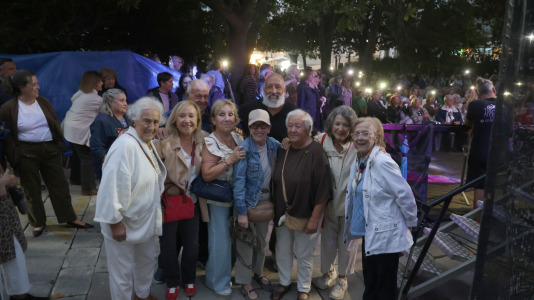 María del Carmen Castelo, una de las 'Sirenas de O Parrote', fue la encargada de dar el pregón de las fiestas, tras la presentación del grupo Amizade