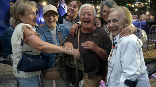 María del Carmen Castelo, una de las 'Sirenas de O Parrote', fue la encargada de dar el pregón de las fiestas, tras la presentación del grupo Amizade