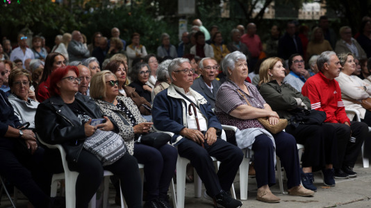 María del Carmen Castelo, una de las 'Sirenas de O Parrote', fue la encargada de dar el pregón de las fiestas, tras la presentación del grupo Amizade