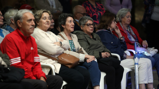 María del Carmen Castelo, una de las 'Sirenas de O Parrote', fue la encargada de dar el pregón de las fiestas, tras la presentación del grupo Amizade