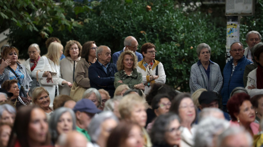 María del Carmen Castelo, una de las 'Sirenas de O Parrote', fue la encargada de dar el pregón de las fiestas, tras la presentación del grupo Amizade