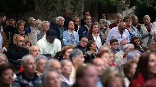 María del Carmen Castelo, una de las 'Sirenas de O Parrote', fue la encargada de dar el pregón de las fiestas, tras la presentación del grupo Amizade
