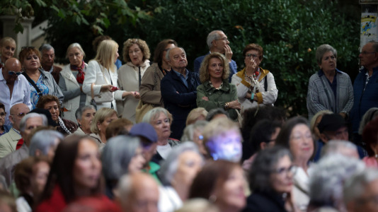 María del Carmen Castelo, una de las 'Sirenas de O Parrote', fue la encargada de dar el pregón de las fiestas, tras la presentación del grupo Amizade