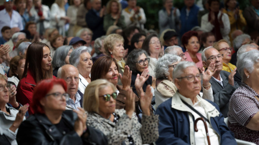 María del Carmen Castelo, una de las 'Sirenas de O Parrote', fue la encargada de dar el pregón de las fiestas, tras la presentación del grupo Amizade