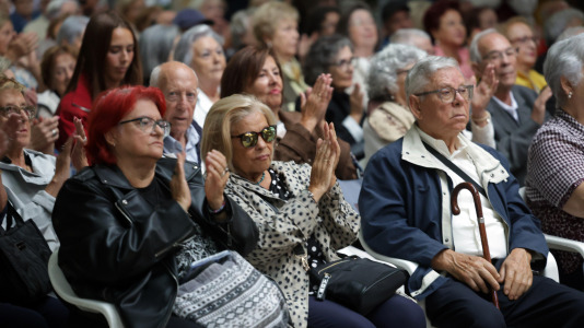 María del Carmen Castelo, una de las 'Sirenas de O Parrote', fue la encargada de dar el pregón de las fiestas, tras la presentación del grupo Amizade