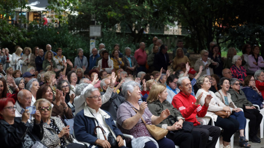 María del Carmen Castelo, una de las 'Sirenas de O Parrote', fue la encargada de dar el pregón de las fiestas, tras la presentación del grupo Amizade