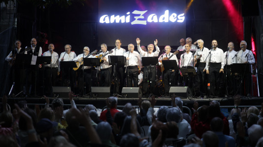 María del Carmen Castelo, una de las 'Sirenas de O Parrote', fue la encargada de dar el pregón de las fiestas, tras la presentación del grupo Amizade