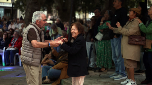 María del Carmen Castelo, una de las 'Sirenas de O Parrote', fue la encargada de dar el pregón de las fiestas, tras la presentación del grupo Amizade