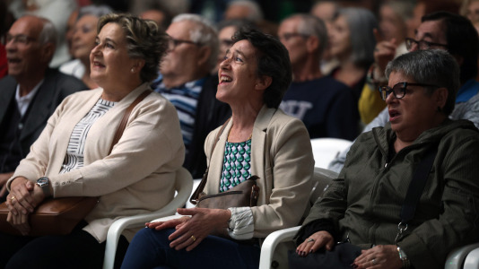 María del Carmen Castelo, una de las 'Sirenas de O Parrote', fue la encargada de dar el pregón de las fiestas, tras la presentación del grupo Amizade