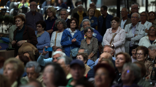María del Carmen Castelo, una de las 'Sirenas de O Parrote', fue la encargada de dar el pregón de las fiestas, tras la presentación del grupo Amizade
