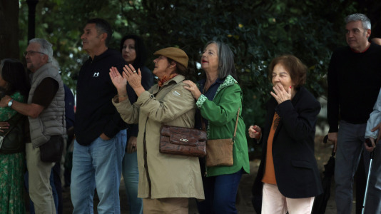 María del Carmen Castelo, una de las 'Sirenas de O Parrote', fue la encargada de dar el pregón de las fiestas, tras la presentación del grupo Amizade