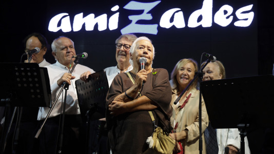 María del Carmen Castelo, una de las 'Sirenas de O Parrote', fue la encargada de dar el pregón de las fiestas, tras la presentación del grupo Amizade