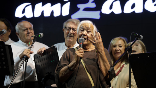 María del Carmen Castelo, una de las 'Sirenas de O Parrote', fue la encargada de dar el pregón de las fiestas, tras la presentación del grupo Amizade