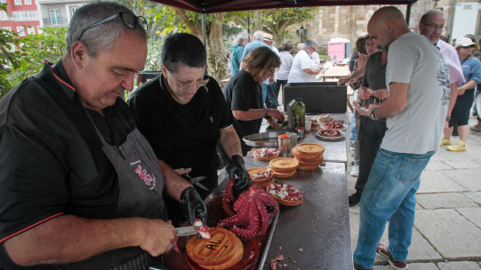 Pulpo y churrasco en la plaza de Azcárraga para el día mayor de las fiestas, amenizado con el concierto de Os Revenidos