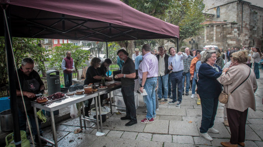 Pulpo y churrasco en la plaza de Azcárraga para el día mayor de las fiestas, amenizado con el concierto de Os Revenidos