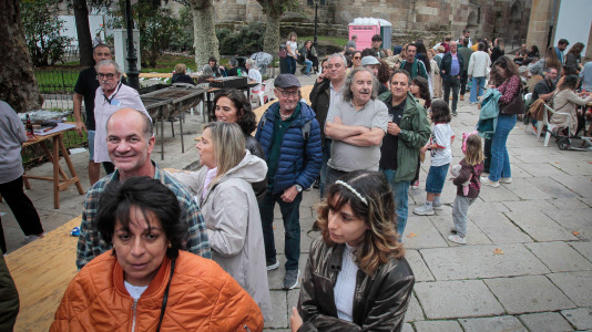 Pulpo y churrasco en la plaza de Azcárraga para el día mayor de las fiestas, amenizado con el concierto de Os Revenidos