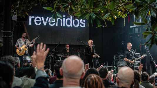 Pulpo y churrasco en la plaza de Azcárraga para el día mayor de las fiestas, amenizado con el concierto de Os Revenidos