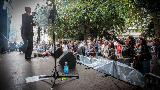 Pulpo y churrasco en la plaza de Azcárraga para el día mayor de las fiestas, amenizado con el concierto de Os Revenidos