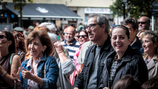 Pulpo y churrasco en la plaza de Azcárraga para el día mayor de las fiestas, amenizado con el concierto de Os Revenidos