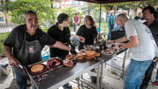 Pulpo y churrasco en la plaza de Azcárraga para el día mayor de las fiestas, amenizado con el concierto de Os Revenidos