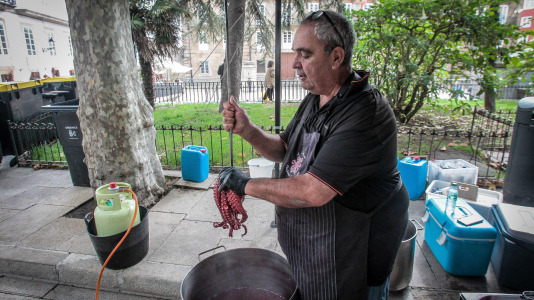 Pulpo y churrasco en la plaza de Azcárraga para el día mayor de las fiestas, amenizado con el concierto de Os Revenidos