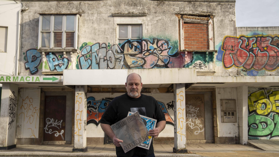 Javito PacháDJ Javito, a las puertas de la discoteca en la que fue residente, con discos icónicos como los de Chimo Bayo