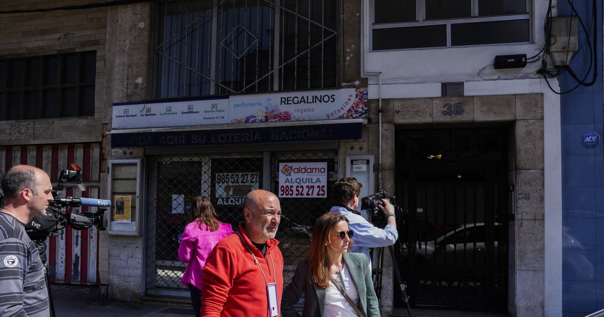 Una mujer y su hija, heridas al precipitarse desde un quinto piso en Avilés