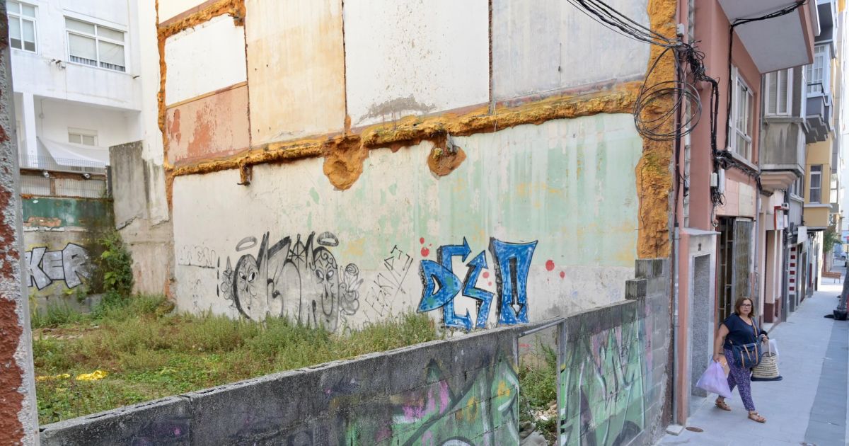 Vecinos de Os Mallos denuncian el mal estado de un solar abandonado ...