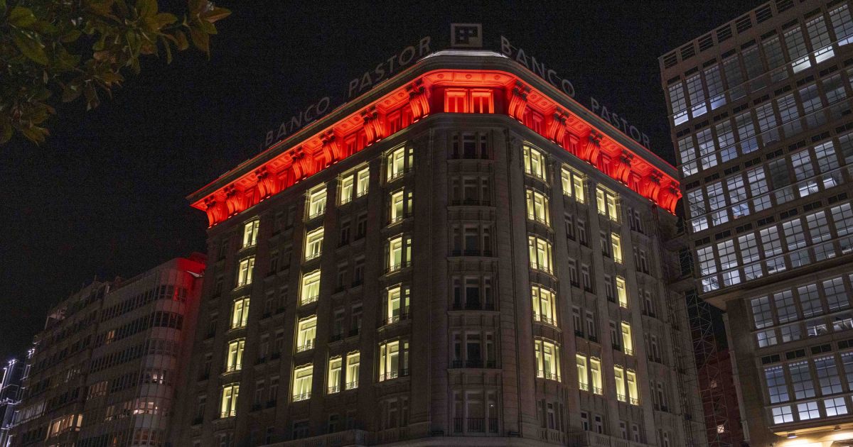 El Banco Pastor de A Coruña se ilumina para conmemorar su centenario
