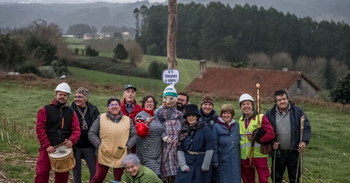 Julio Iglesias, ‘colgado’ de un tronco para anunciar el Entroido de Samede