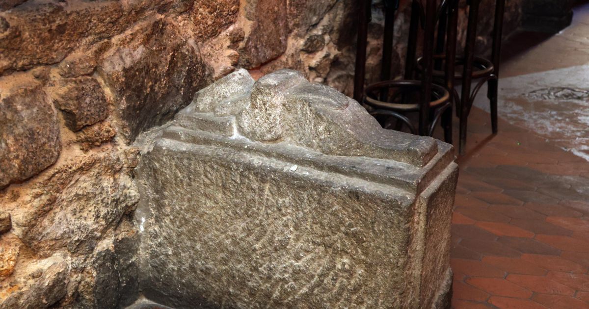 В баре Коруньи на полке стоит исторический саркофаг с загадочной историей